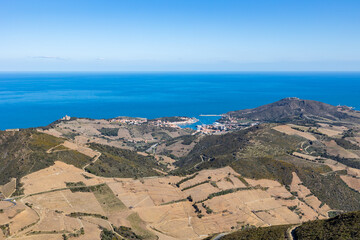 Vue sur le Fort Saint-Elme, le Fort Dugommier et le Fort Béar dominant la mer et la ville de Port-Vendres (Occitanie, France)
