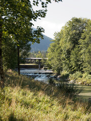 Oberbayern in Deutschland. Weissach Hauptzufluss des Tegernsees. Kleine Holzbrücke und ein kleiner Damm über die fluß Zwischen Oberach und Oberhof am Fuße des Wallbergs zum Ringsee