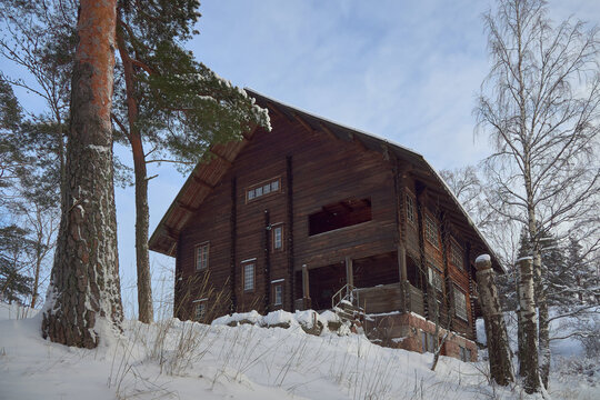 The artist's museum on shores of Finnish Tuusula lake in winter: peninsula, pekka halonen, attraction.