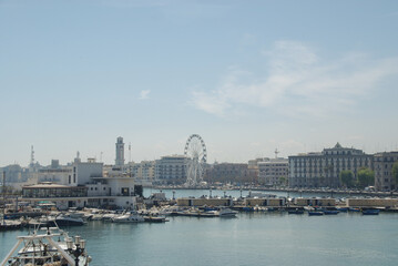 Bari, lungomare con ruota panoramica, vista porto