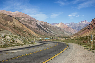 Naklejka premium Route between mountains in mendoza