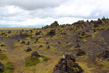Island - Laufsk&aacute;lavar&eth;a - Steinm&auml;nnchen / Iceland - Laufsk&aacute;lavar&eth;a - Cairns /