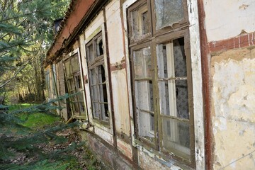 Fototapeta na wymiar Zerfallenes Haus - Ruine im Wald