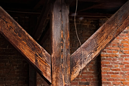 Fototapeta Drewniane belki więźby dachowej w starym opuszonym budynku zbudowanym z czerwonej cegły .