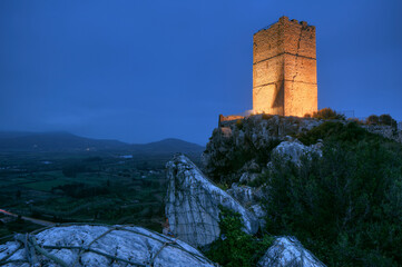 Sardynia, Prowincja Nuoro, Posada Zamek Bobu Castello della Fava, wieża zamkowa nocą