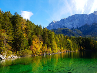 Spektakuläre Aussicht voller Farben, smaragdgrünes Kristall klaren See, immergrüner Wald,...