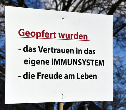 Schild auf einer Corona-Demo: "Geopfert wurden: das Vertrauen in das eigene Immunsystem, die Freude am Leben"