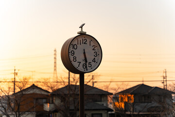 公園の時計イメージ・夕方