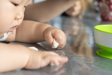 Obraz na płótnie Canvas 離乳食を食べる幼児