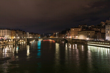 Rio no meio da cidade de Lyon, França