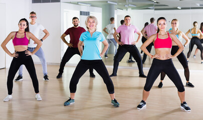 Fototapeta na wymiar positive people dancing aerobics at lesson in the dance class