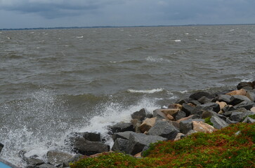 Fototapeta na wymiar Ocean waves crashing against the rocky shore