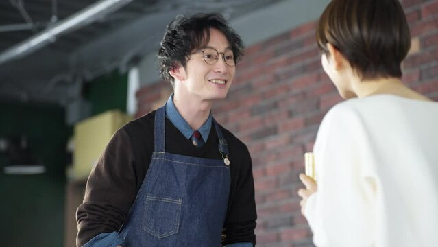 スローモーション　カフェ店員・飲食店・話す・男性