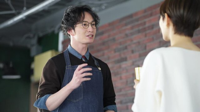 スローモーション　カフェ店員・飲食店・話す・男性