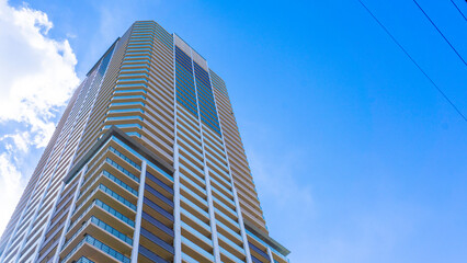 Obraz premium Exterior of high-rise condominium and refreshing blue sky scenery_w_50