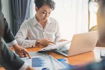 Obraz premium business people meeting design ideas concept business planning. Brainstorming Group of people Working Concept. Business team brainstorming. Marketing plan researching.