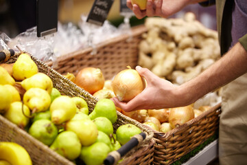 Im going to need onions for supper tonight. A young man holding an oniom.