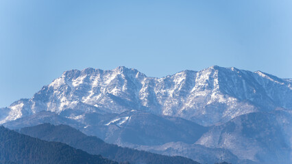 遠くに見える西日本一高い石鎚山