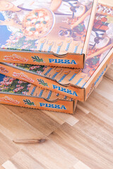 重ねられたピザの箱　pizza box