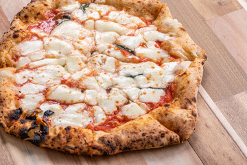 焼きたてピザ　pizza