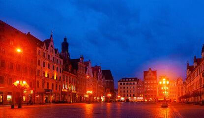 Fototapeta na wymiar Scenic view of central Market Square of Wroclaw with traditional tenements at dusk
