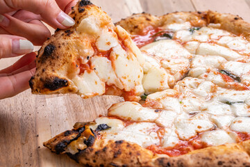 Obraz na płótnie Canvas ピザを千切る手元　pizza