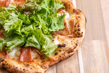 サラダののったピザ　pizza