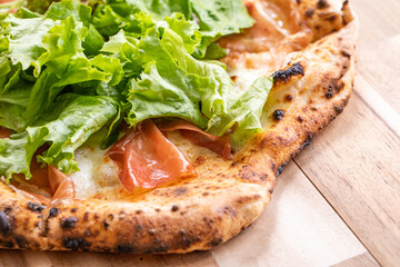 サラダののったピザ　pizza