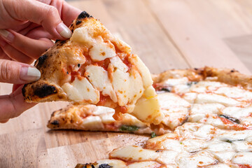 ピザを千切る手元　pizza