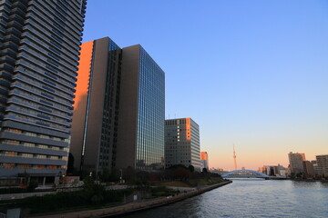 Fototapeta na wymiar 隅田川沿いの高層ビル群と夕景