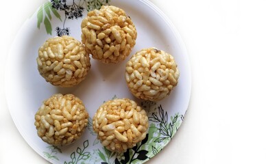 Indian Traditional Puffed Rice Balls is a sweet made using puffed rice mixed with jaggery, Murmura Laddoo, Churmura Laddoo or Pori Urundai
