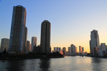 Obraz premium 佃島から勝どきへ続く高層マンション群と隅田川の夕景