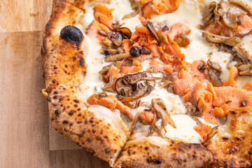 Obraz na płótnie Canvas 鮭ときのこのピザ　pizza