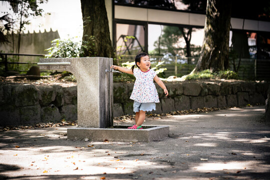 公園の水道と日本人の女の子