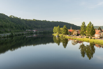 Fototapeta premium Malerischer Blick über den Neckar im Morgenlicht, Wasserspiegelung, Hassmersheim, Neckartal, Baden-Württemberg, Deutschland