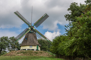 Fototapeta na wymiar Historische Windmühle 