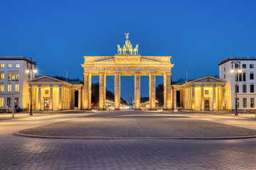 Obraz premium The illuminated Brandenburg Gate in Berlin at dawn