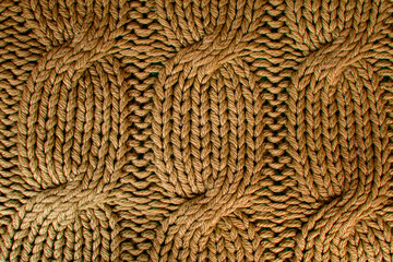 Tejido con patrón de trenza, con agujas, con estambre marrón