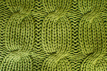 Tejido con patrón de trenza, con agujas, con estambre verde 