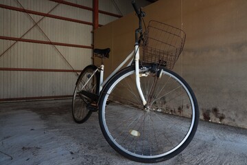 Fototapeta na wymiar 古い錆びた自転車