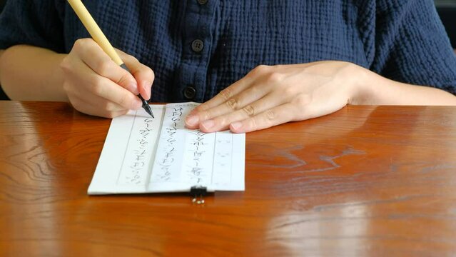 習字の練習をする日本人女性　硬筆　筆ペン