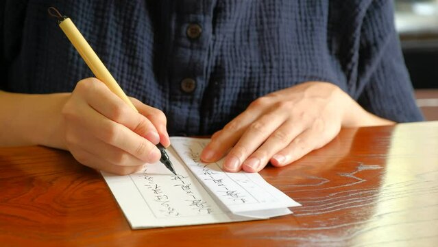 習字の練習をする日本人女性　硬筆　筆ペン