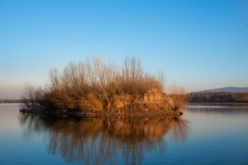 ostoja dla ptaków na zalewie, wyspa na jeziorze © meegi