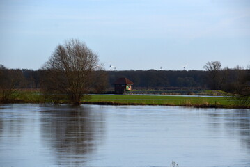 Obraz premium Hochwasser am Fluss Aller im Winter im Dorf Eilte, Niedersachsen