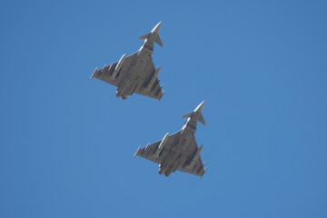 Formación de aviones de combate Eurofighter typhoon en vuelo