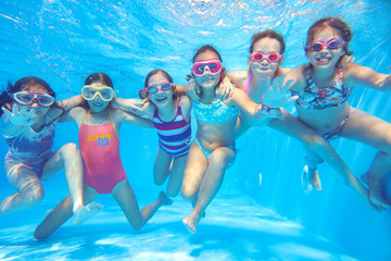 kids swimming  in pool - 490476947