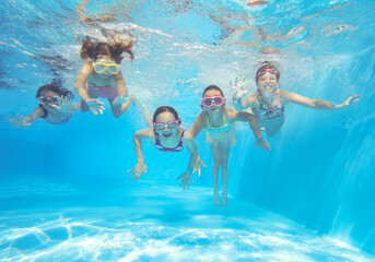 Obraz na płótnie Canvas kids swimming in pool