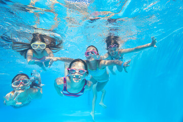 kids swimming  in pool - 490476960