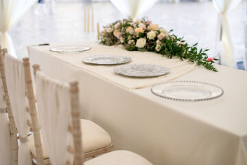 Flower arrangement in the center of the table, on which there are plates