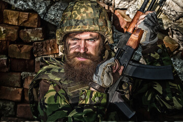 Obraz premium Russian or ukrainian soldiers with rifle. Russia vs Ukraine soldier. Ukraine war. Military conflict, geopolitical concept.